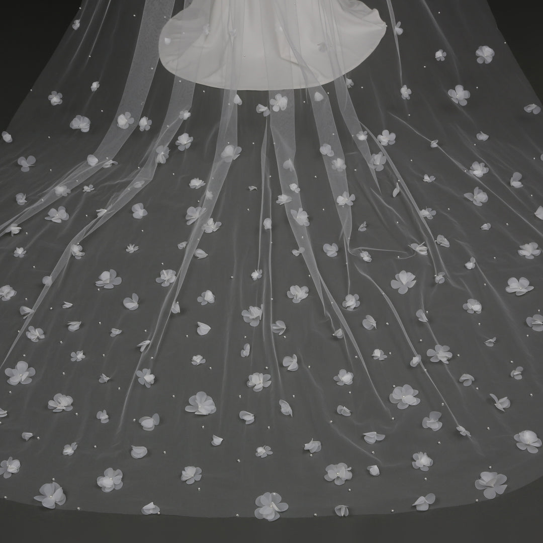 FS6233 bridal veil styled on mannequin, highlighting mid-length design.