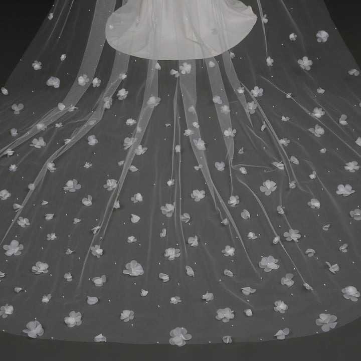FS6233 bridal veil styled on mannequin, highlighting mid-length design.